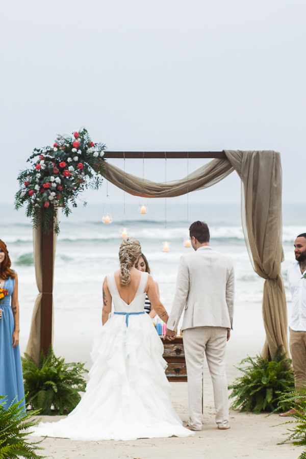 fotografia com noivos no altar e praia ao fundo